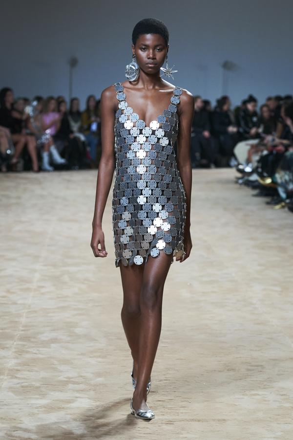 También ha habido cabida para rememorar el icónico “Audrey Dress”, en sus múltiples versiones, para cerrar un desfile lleno de nostalgia y savoir faire que tanto caracterizaba al diseñador vasco. 