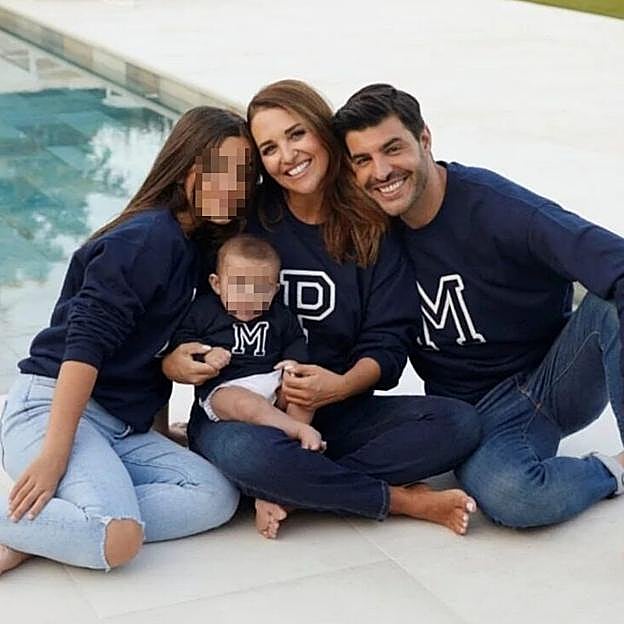Imagen principal - Paula Echevarría y su familia, la hija de Georgina y Cristiano y los hijos de Pilar Rubio.