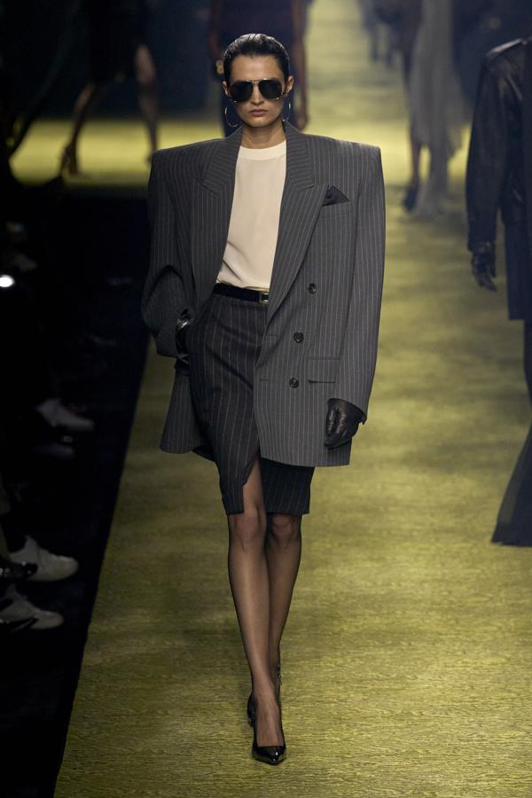Anthony Vaccarello trae de vuelta la tendencia de lucir el traje con falda y hombreras extra grandes. Además, las gafas de sol de estilo aviador han cobrado gran protagonismo en todos los looks. De este modo, Saint Laurent se corona con un desfile suntuoso y opulento.