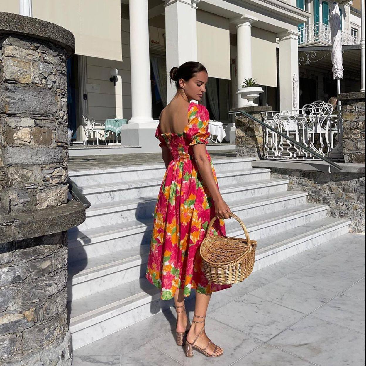 La influencer francesa lleva un vestido con estampado floral favorecedor