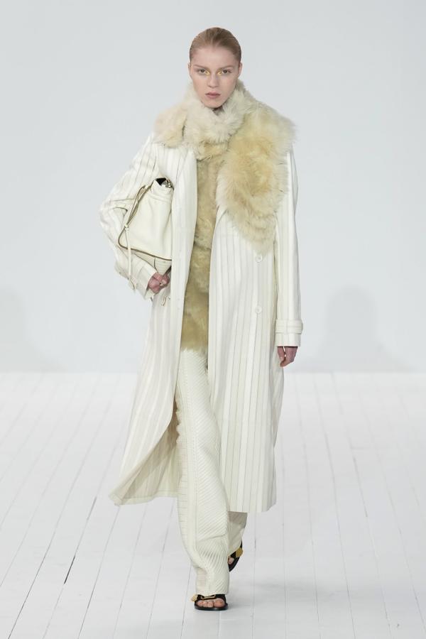 Chloé bajo la dirección creativa de Gabriela Hearst demuestra que el mundo de la moda puede ser ético y sostenible. Además, también aprovecha para reivindicar a la mujer mediante la figura de la pintora barroca Artemisia Gentileschi. 