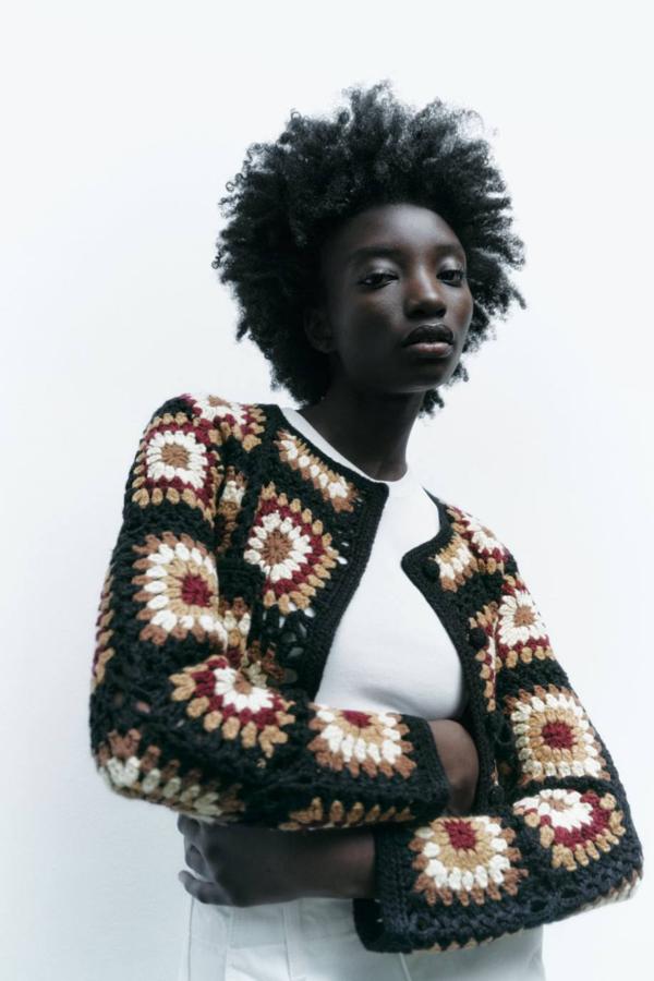 Chaqueta en tejido de crochet con cuello redondo, manga larga, bolsillos y cierre de botones, en negro y marrón, de Zara. Te costará 39,95 euros.