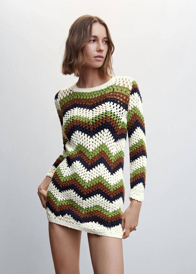Mini vestido de crochet con cuello redondo, manga larga y diseño en zigzag multicolor, de Mango. Cuesta 99,99 euros.
