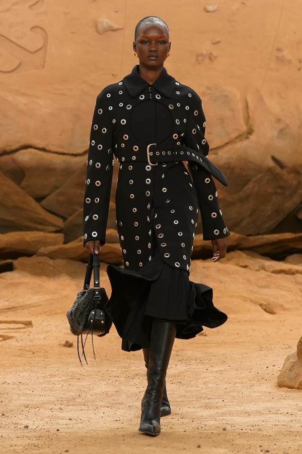 Off-White ha destacado por el uso de remaches metálicos en todos los looks. La colección ha aunado una estética futurista y de estilo rock glam. 