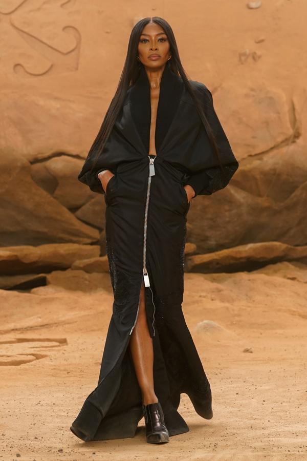 Además, la top model de los noventa Naomi Campbell ha sido la encargada de cerrar el desfile con un dos piezas conformado por una falda y un top de tipo kimono. 