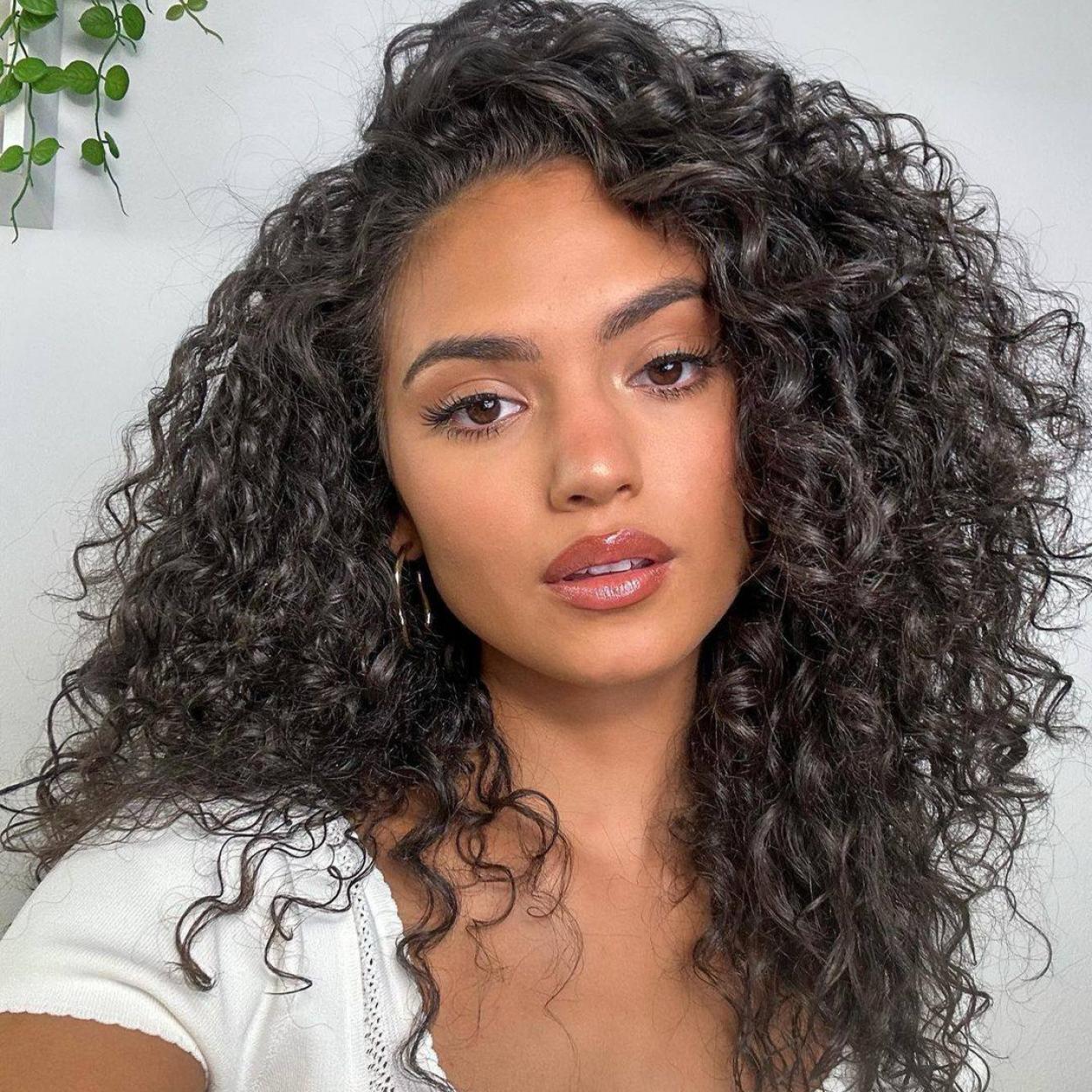 Para tener los bonitos rizos de la influencer necesitas estas cremas reparadoras