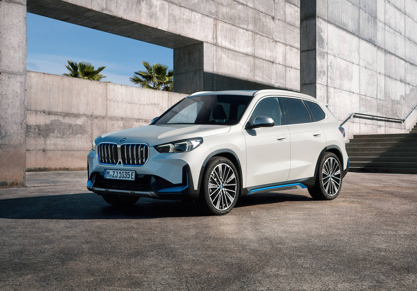 La nueva generación del SUV más exitoso de BMW tiene una atractiva versión eléctrica con tracción total y una autonomía de 439 kilómetros. Compacto por fuera pero amplio por dentro y con un equipamiento tecnológico de alto nivel, se sitúa entre las mejores alternativas 100% eléctricas por su relación entre espacio, tamaño, calidad y precio.