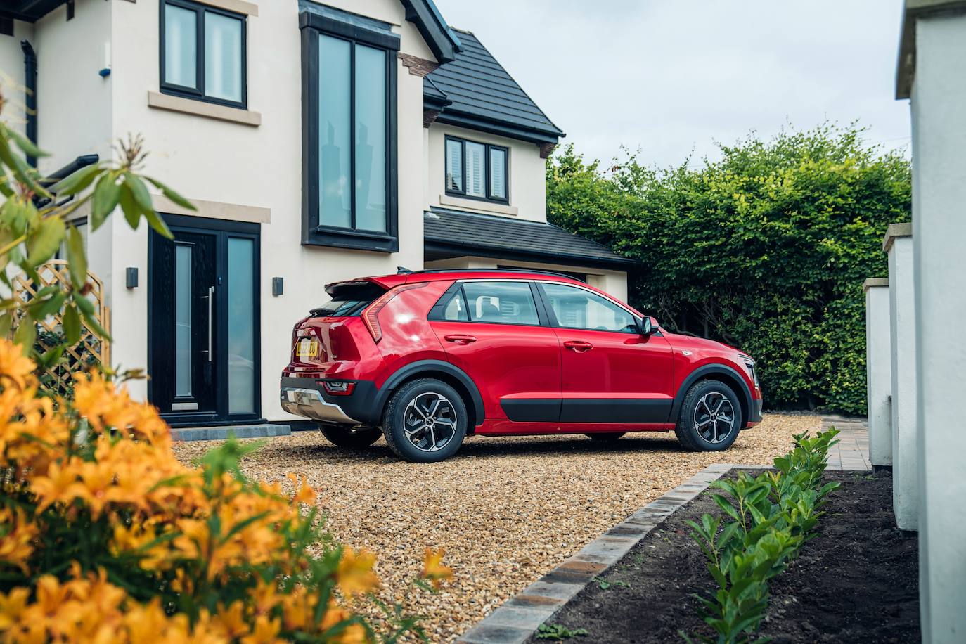 El crossover coreano vuelve a sorprender con un estilo único que lo diferencia de la competencia. Un excelente aprovechamiento interior para sus compactas medidas exteriores, y una interesante versión híbrida enchufable capaz de recorrer hasta 65 kilómetros en modo eléctrico, redondean su atractivo.