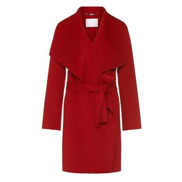 Imagen secundaria 1 - LOOKS DIARIOS LETIZIA: La reina Letizia estrena la blusa favorecedora que todas van a querer llevar en primavera