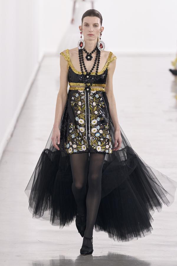 Giambattista Valli mantiene su ADN y prefiere centrarse en la suntuosidad femenina mediante diseños románticos con siluetas (casi) imposibles. 