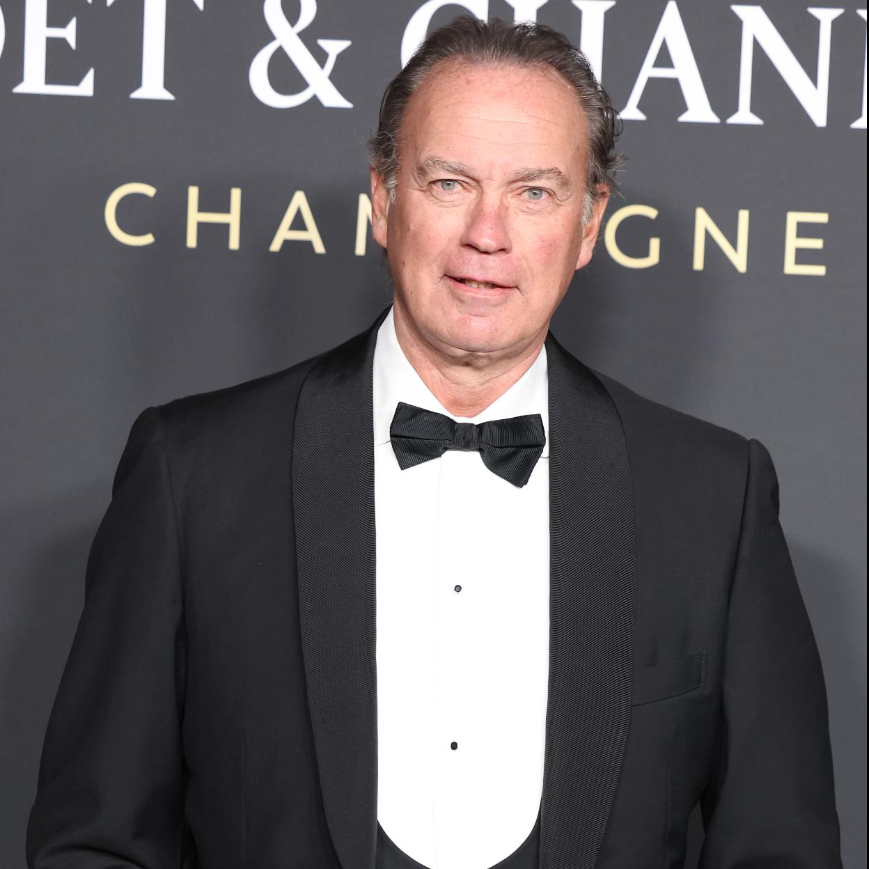 Bertín Osborne con traje y pajarita