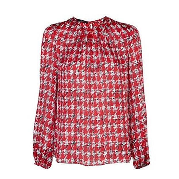 Imagen principal - LOOKS DIARIOS LETIZIA: La reina Letizia estrena la blusa favorecedora que todas van a querer llevar en primavera