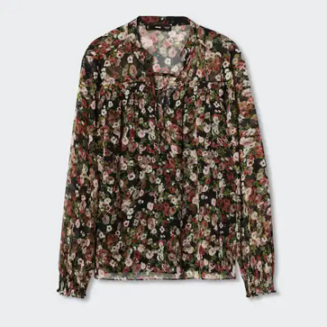 Imagen secundaria 1 - La blazer de Mirto, la blusa d eMango y los pantalones de Cortefiel.