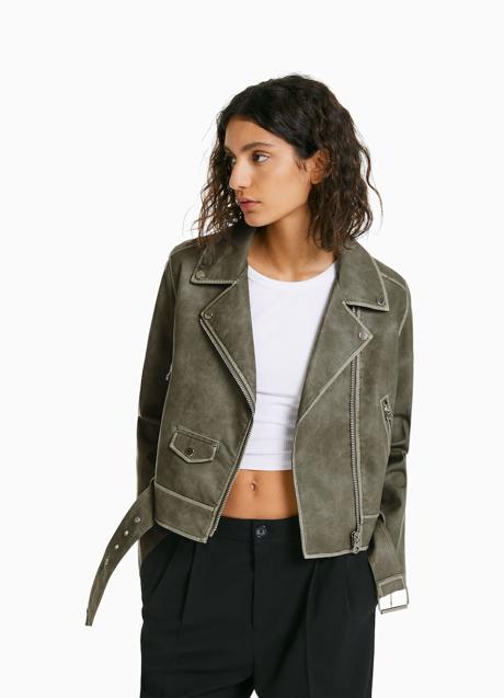 Imagen - Cazadora efecto piel de Bershka. Foto: Bershka.