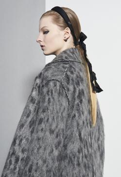 Imagen secundaria 2 - El desfile Dior AW23/24 propone una coleta baja con diadema y lazo negro para esta temporada.