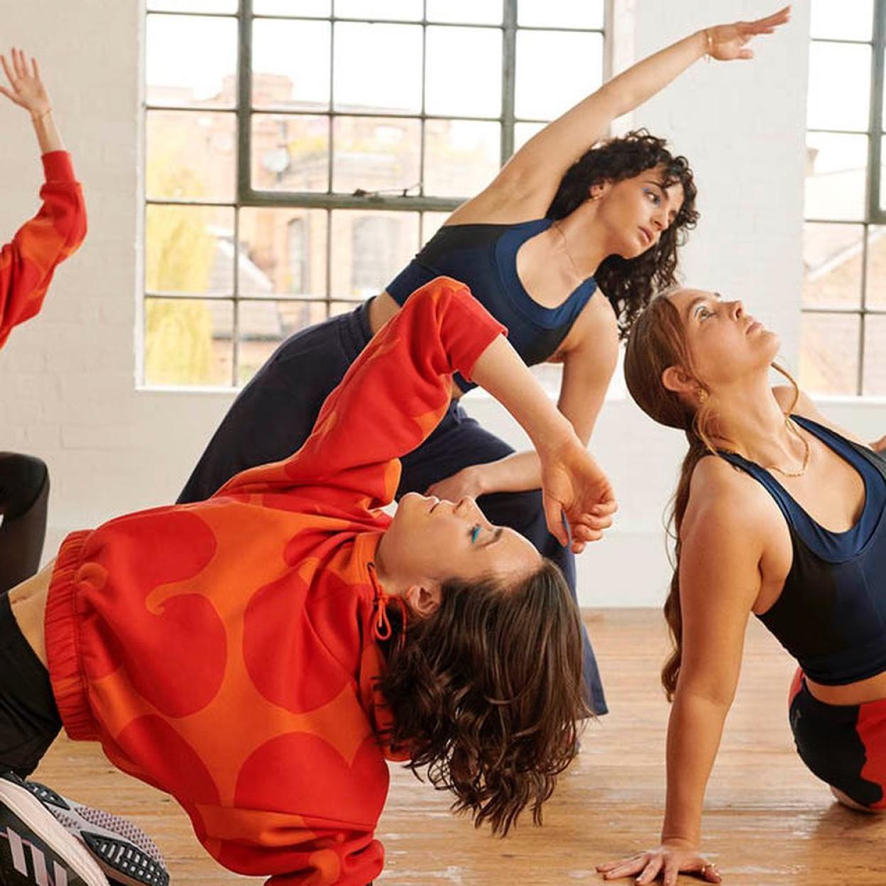 Estos ejercicios para tonificar los brazos podrás realizarlos desde casa sin ningún problema. 