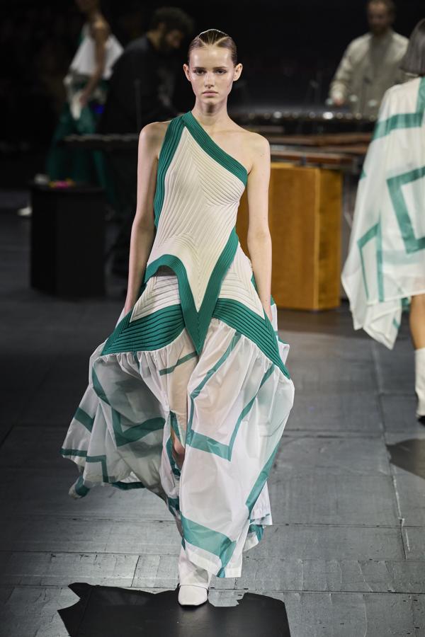 Issey Miyake es el rey de la arquitectura de la moda, sobre todo por sus diseños con patrones imposibles que forman rígidas estructuras sobre vaporosas telas. 