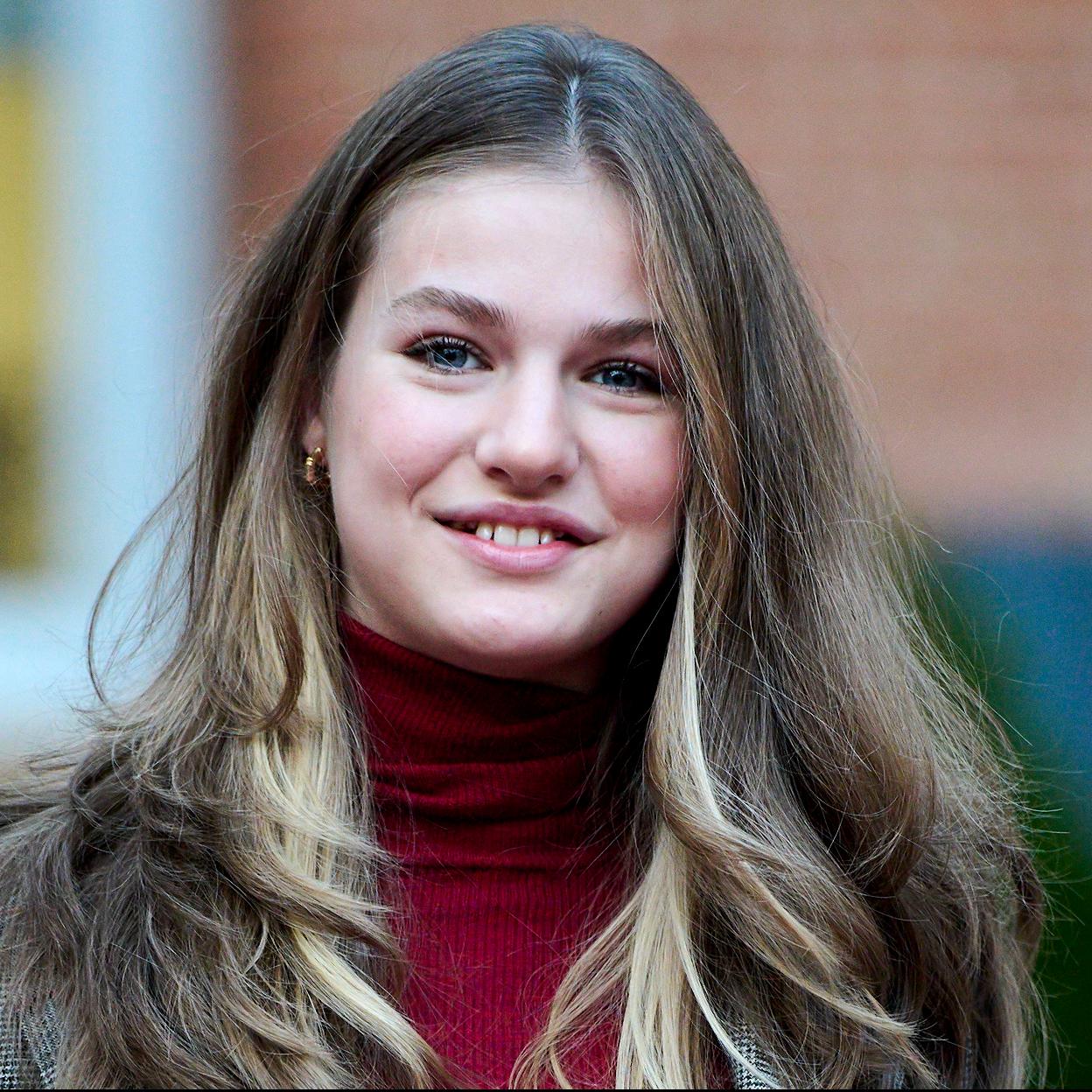 Leonor con jersey de cuello alto burdeos