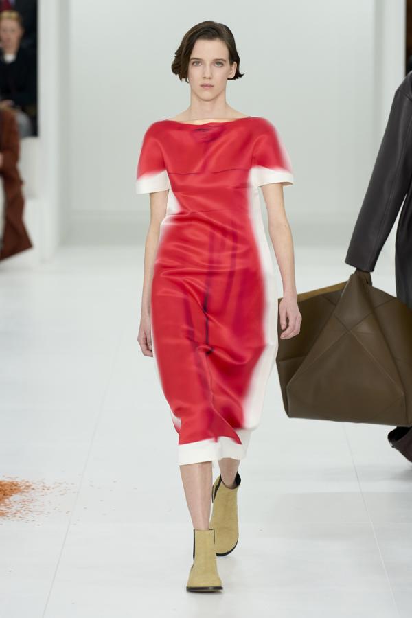 El cuero también se ha podido vislumbrar en chaquetas tipo cropped, total looks dos piezas y maxi abrigos. 