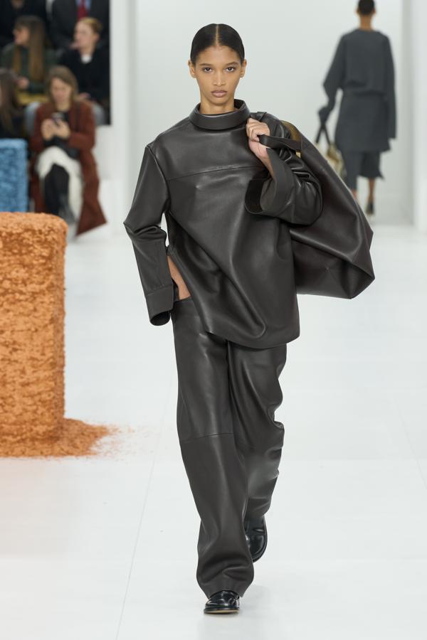 El cuero también se ha podido vislumbrar en chaquetas tipo cropped, total looks dos piezas y maxi abrigos. 