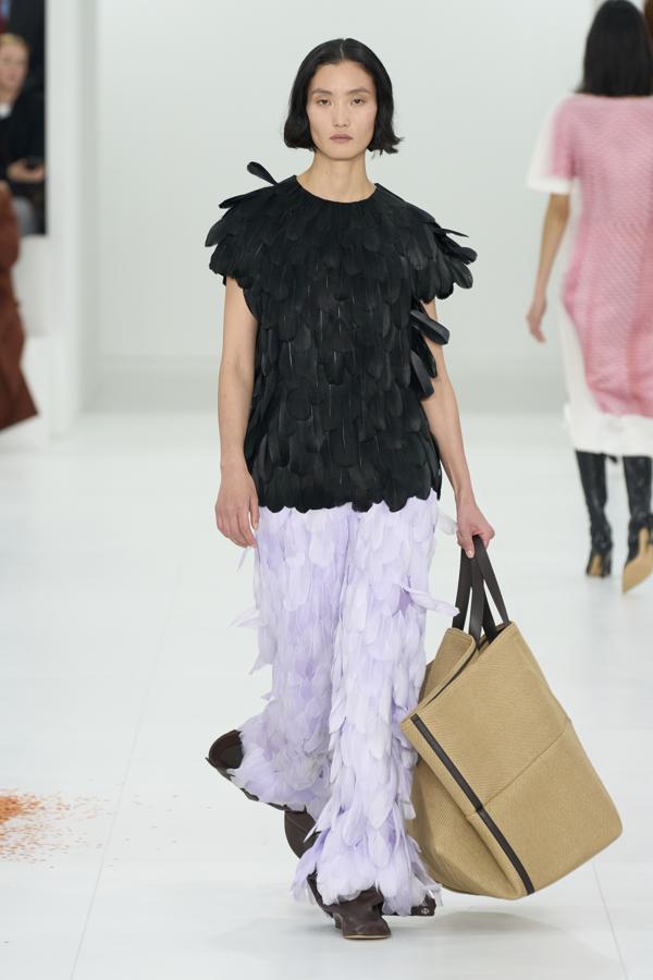 Las plumas han compuesto los looks más vanguardistas y se han convertido en la gran apuesta de Loewe para sus clientas más atrevidas. 