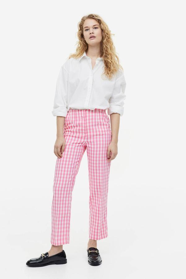 Pantalón pitillo con tiro alto y estampado de vichy, en rosa y blanco, de H&M. Te costará 24,99 euros.