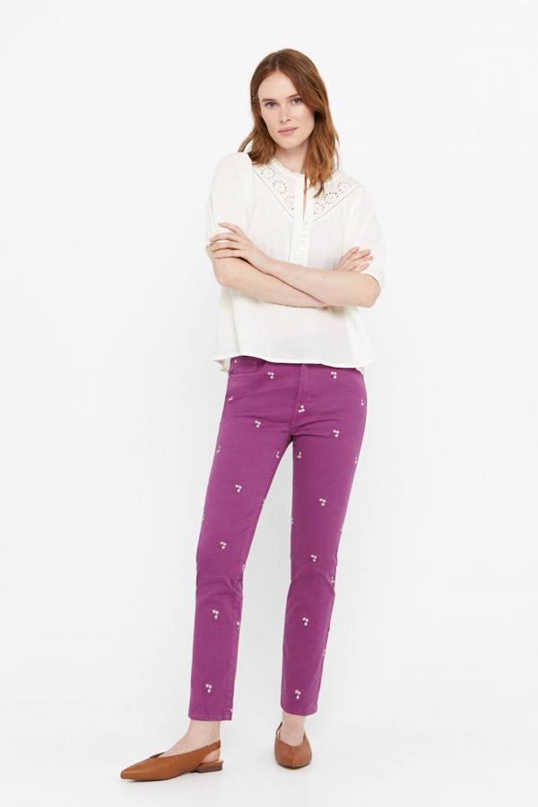 Pantalón vaquero con perneras entalladas, tiro alto y detalles bordados, en morado, de Cortefiel. Consíguelo a 59,99 euros.