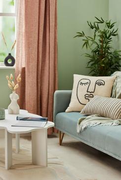 Imagen secundaria 2 - Adornos en color pastel de Primark Home: jarrones desde 3.50 euros; velas, desde 2 euros y los cirios cuestan 4 euros.