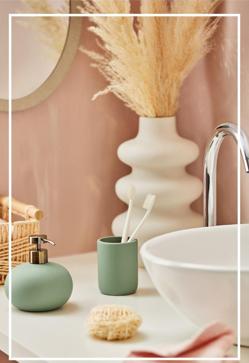 Imagen secundaria 2 - Los accesorios de baño en rosa empolvado o verde menta están disponibles desde 4.50 euros. El difusor grande de cedro y vainilla cuesta 3.50 euros y el pequeño, 0.80 euros. La vela verde con diseño de caras cuesta 7 euros.