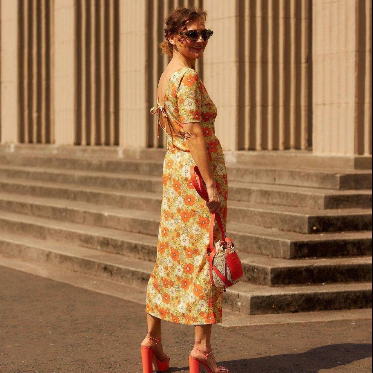 La influencer lleva un vestido estampado que rejuvenece y sienta de maravilla