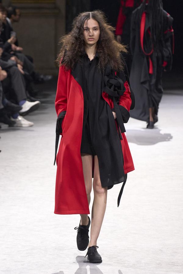El japonés Yohji Yamamoto presentó los diseños más sobrios y con una estética dark, al más puro estilo de Miércoles Addams. Toda la colección se ha basado en el color negro y con algunos toques de rojo para suscitar mayor dramatismo. 