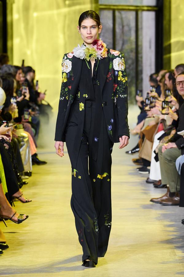 Elie Saab reinventa el otoño a través de bordados e ilustraciones florales que alegran la pasarela con los diseños más atrevidos. 