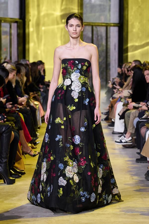 Sin duda alguna, lo más impresionante son los maxi vestidos con volúmenes que demuestran distinción al ser llevados por la pasarela. 