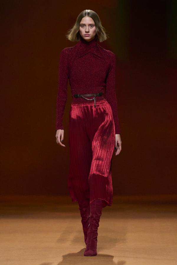 Hermès prefiere presentar una línea de prendas versátiles y básicas para una temporada invernal llena de estilo. 