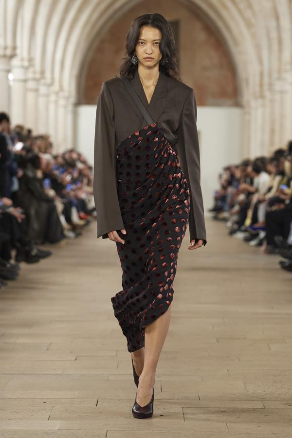 Bruno Sialelli no ha dudado en presentar una colección sobria, pero con diversos matices. Sus diseños se podrían definir como híbridos, ya que se observa una mezcla de prendas dispares que concuerda a la perfección. Desde maxi abrigos convertidos en vestidos mini con camisa incluida hasta blazers que se mezclan con sutiles transparencias. 