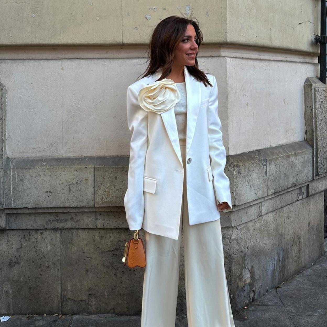 Este es el traje de tweed blanco de Zara que aman las francesas.