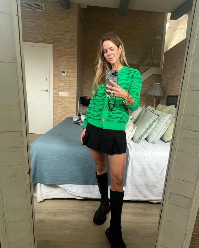 ¿Te atreves con las minifaldas? Pues la fórmula favorita de la primavera es combinarlas con botas altas. Y Amelia le ha dado un toque sofisticado con un cárdigan verde con botones joya. ¡Ideal!