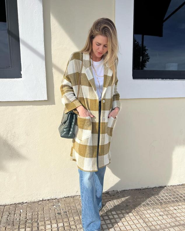 ¿Cómo dar la vuelta a un look formado por básicos? Con una chaqueta que aporte color y estilo. Y Amelia ha encontrado este modelo de cuadros 