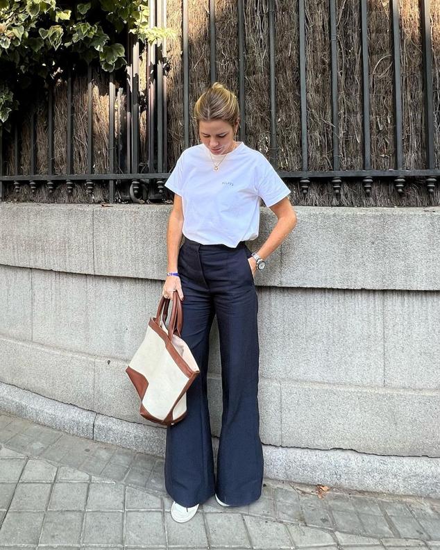 Los pantalones vaqueros favorecen muchísimo. Talle alto, pernera ancha y caderas ajustadas, así es el modelo de Amelia que combinó con básicos y zapatillas.