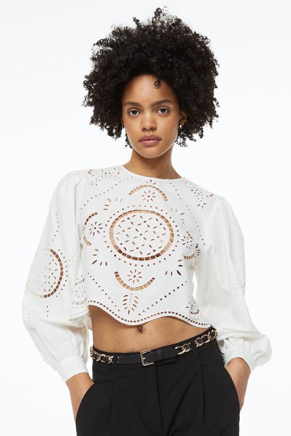 Blusa de algodón con bordado inglés perforado, cuello redodno y manga larga abullonada, de H&M. Cuesta 39,99 euros.