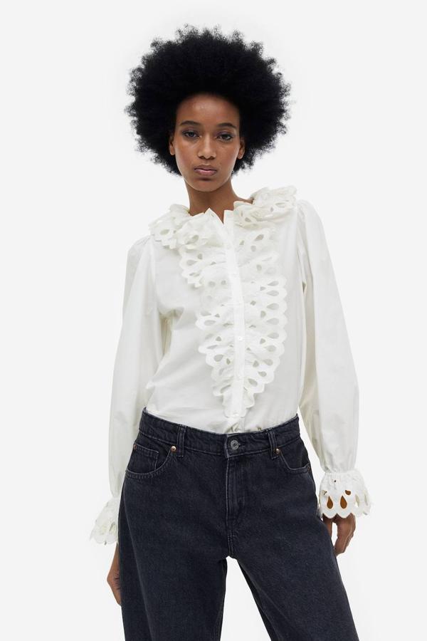Blusa de popelín con bordado inglés, cuello redondo, detalles de volantes y manga larga tipo globo, de H&M. Consíguela a 32,99 euros.