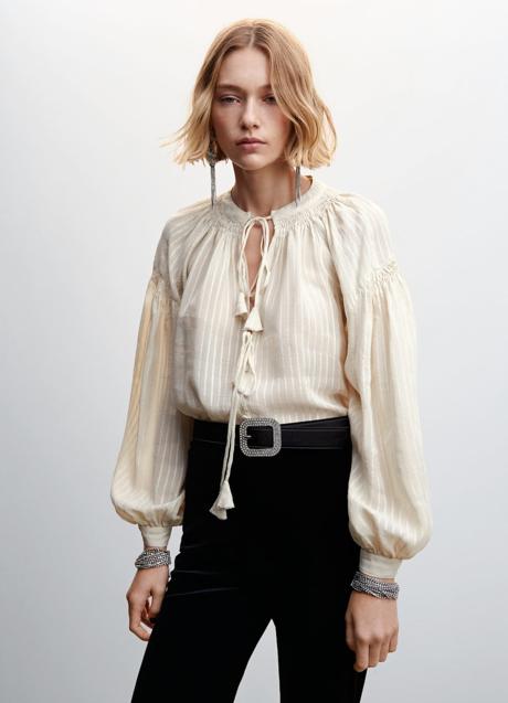 Imagen - Blusa blanca con borlas de Mango (39,99 euros)