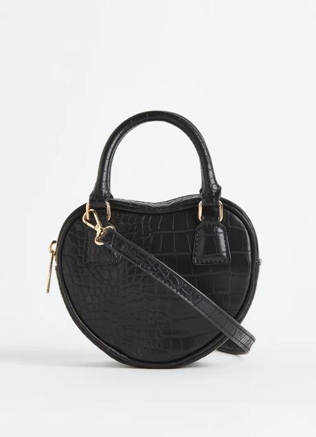 Imagen - Bolso en negro con forma de corazón de H&M. Foto: H&M.
