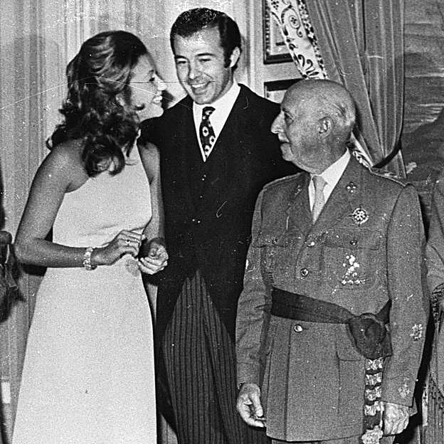 Carmen Martínez Bordiú, Alfonso de Borbón y Francisco Franco.