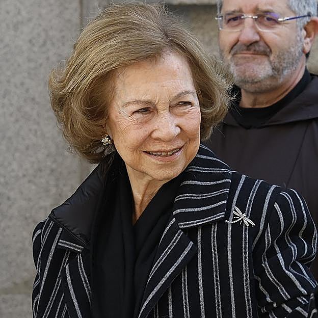 La reina Sofía visitando al Cristo de Medinaceli con el borche de libélula.