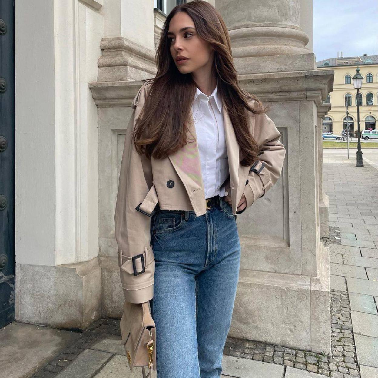 La influencer lleva un trench corto en tendencia