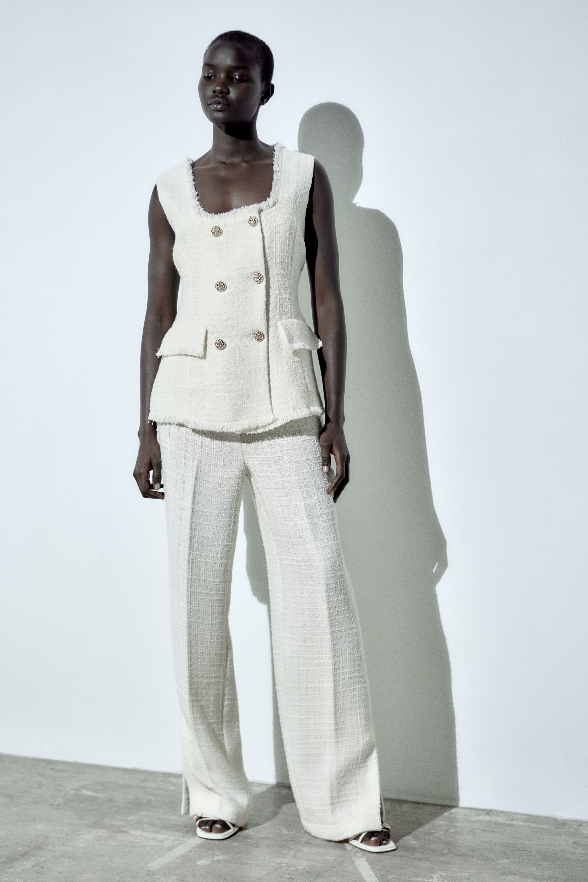 Imagen - Conjunto de Zara: Chaleco con botones (49,99 euros) y pantalón estructura de Zara (39,99 euros)