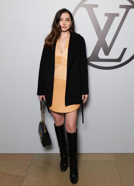 Imagen - Ana de Armas en el desfile de Louis Vuitton con total look de la firma.