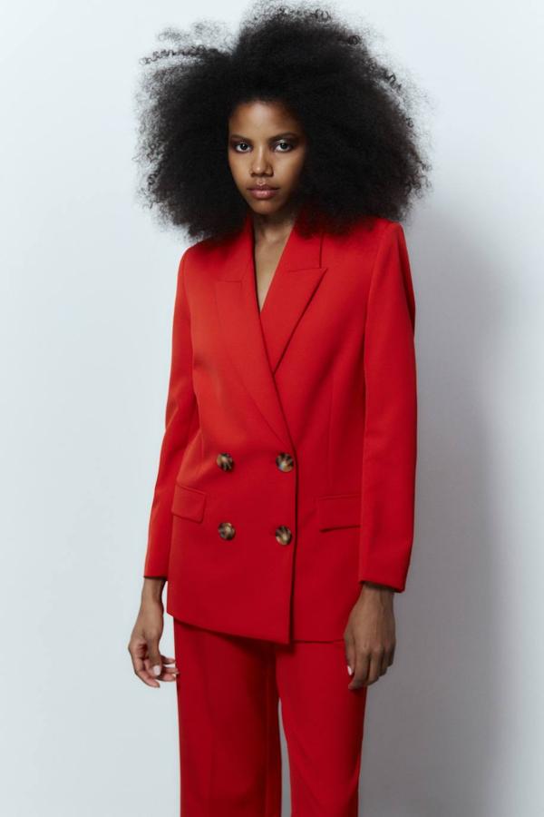 Americana de traje con cierre cruzado de doble botonadura, manga larga, cuello solapa puntiagudo y bolsillos con tapeta, en rojo. Cómprala por 45,99 euros.