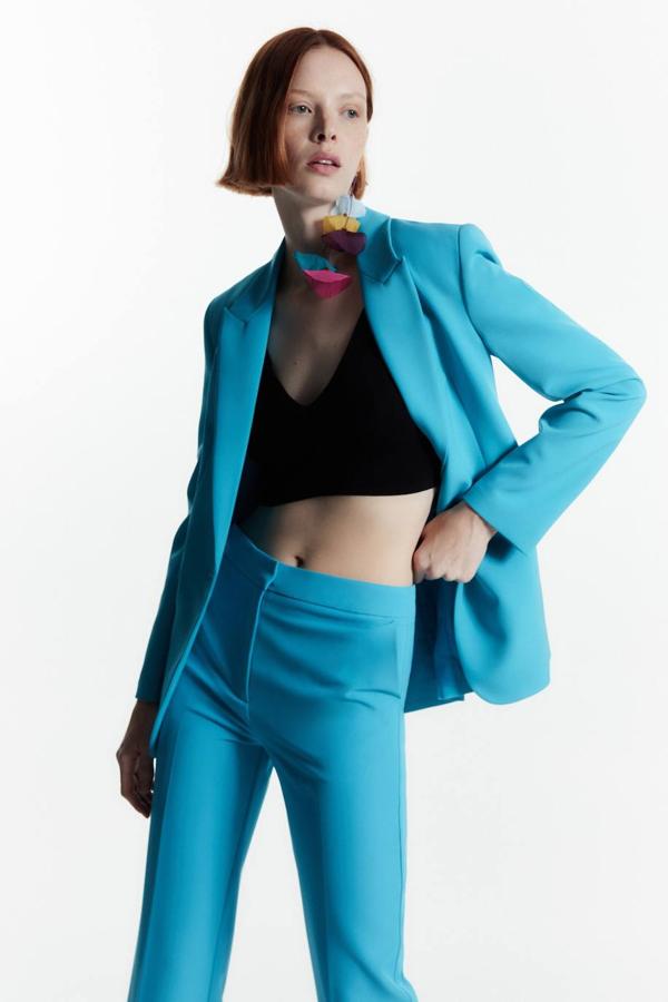 Blazer sencilla con costuras de sastre, cuello solapa, manga larga, bolsillos y cierre simple por botón, en azul. Consíguela a 45,99 euros.